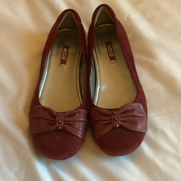 Ecco burgundy suede flat with bow size 7. - Picture 1 of 8